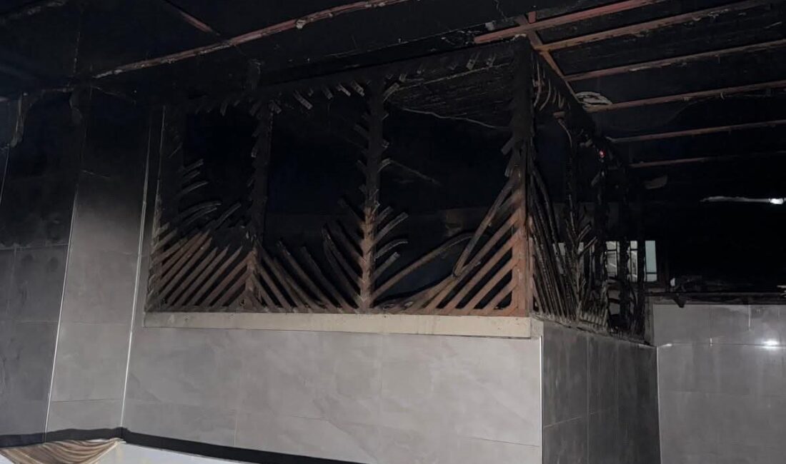 Hatay’da alevlere teslim olarak yanan ekmek fırını kullanılmaz hale geldi.