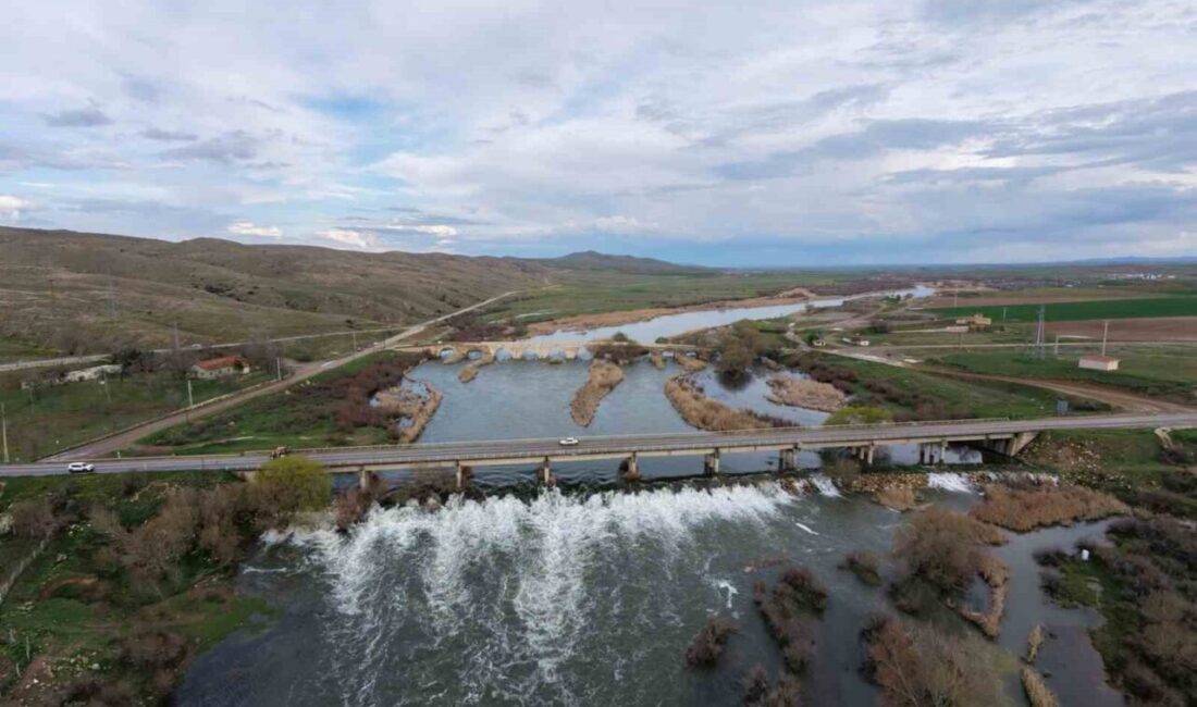 KIRŞEHİR (İHA) – Kızılırmak’ın Kırşehir kıyısında mevsimsel yağışların etkisiyle kuruma