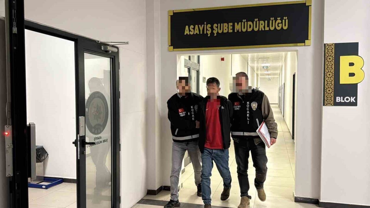 Kocaeli’de eşini 8 bıçak darbesiyle öldüren sanık, yatak odasında arkadaşına