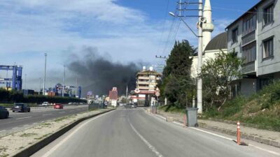 Kocaeli’nin Körfez ilçesinde plastik ve promosyon fabrikasında çıkan yangın, itfaiye