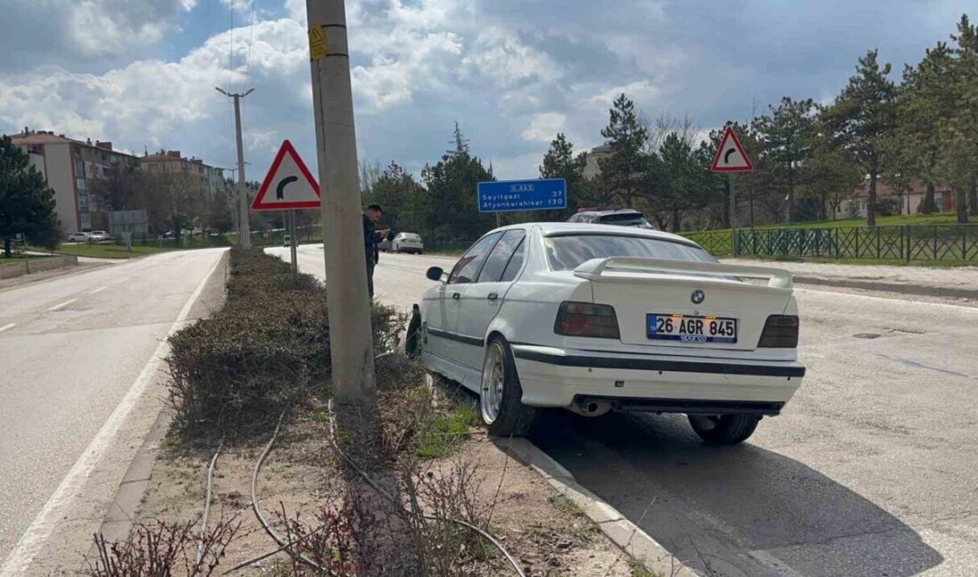 Eskişehir’de meydana gelen kazada kontrolden çıkan araç cadde üzerinde bulunan