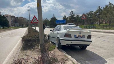 Eskişehir’de meydana gelen kazada kontrolden çıkan araç cadde üzerinde bulunan