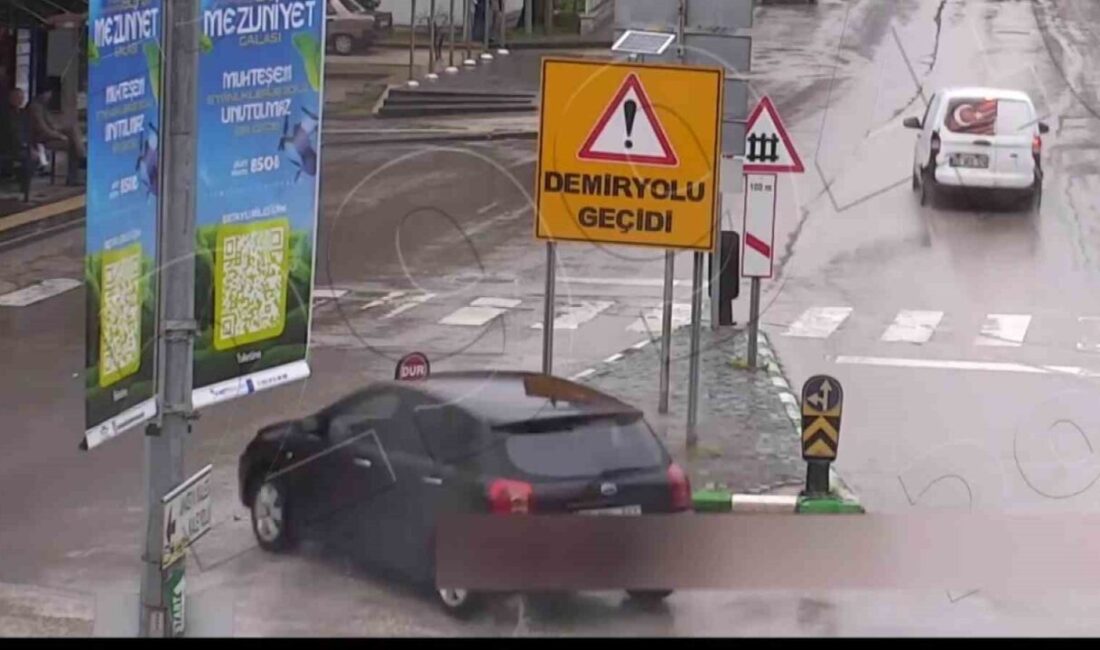 Amasya’da sürücüsünün kontrolünden çıkan otomobil yöneldiği karşı şeritte otobüs durağını