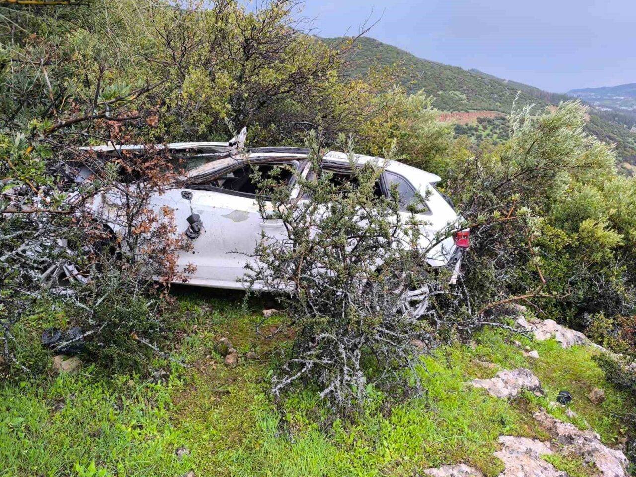 Gaziantep’te kontrolden çıkarak uçuruma yuvarlanan otomobilin sürücüsü hayatını kaybetti. Kaza,