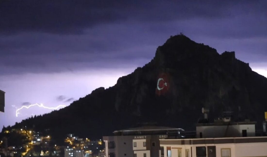 Adana’nın Kozan ilçesinde şimşekler geceyi aydınlattı. Gökyüzünü aydınlatan şimşekler Kozan