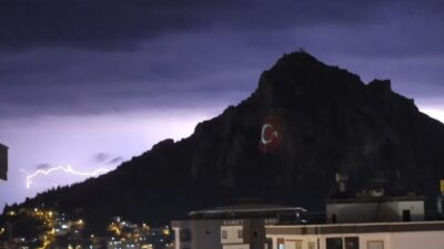 Adana’nın Kozan ilçesinde şimşekler geceyi aydınlattı. Gökyüzünü aydınlatan şimşekler Kozan