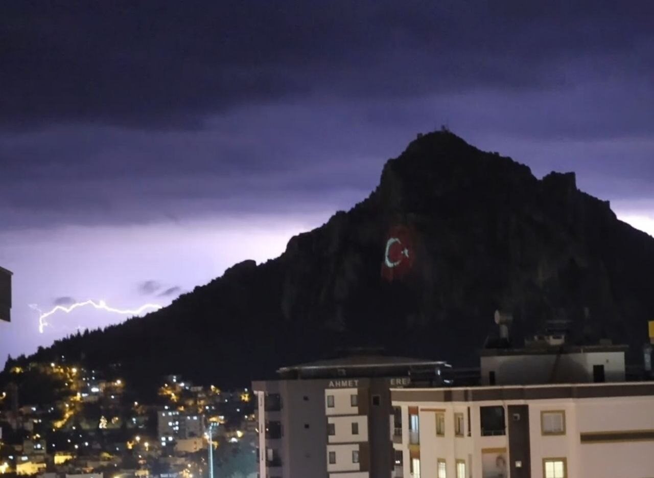 Adana’nın Kozan ilçesinde şimşekler geceyi aydınlattı. Gökyüzünü aydınlatan şimşekler Kozan