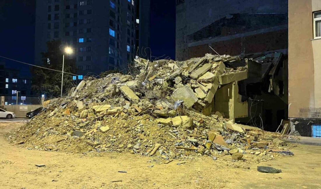 İstanbul Küçükçekmece’de kentsel dönüşüm aşamasındaki bina, tek kepçe darbesiyle yıkıldı.