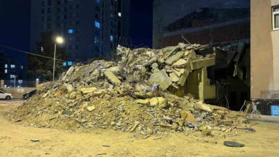 İstanbul Küçükçekmece’de kentsel dönüşüm aşamasındaki bina, tek kepçe darbesiyle yıkıldı.