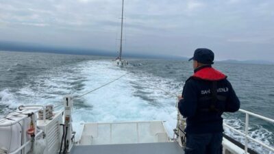 Aydın’ın Kuşadası ilçesi açıklarında motor arızası nedeniyle denizde sürüklenen özel