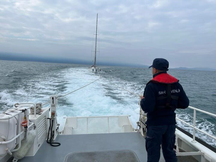 Aydın’ın Kuşadası ilçesi açıklarında motor arızası nedeniyle denizde sürüklenen özel