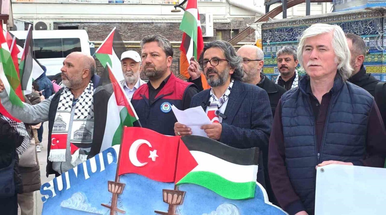 Kütahya’da düzenlenen basın açıklamasıyla İsrail’in Sumud Filosu’na yönelik saldırısı protesto