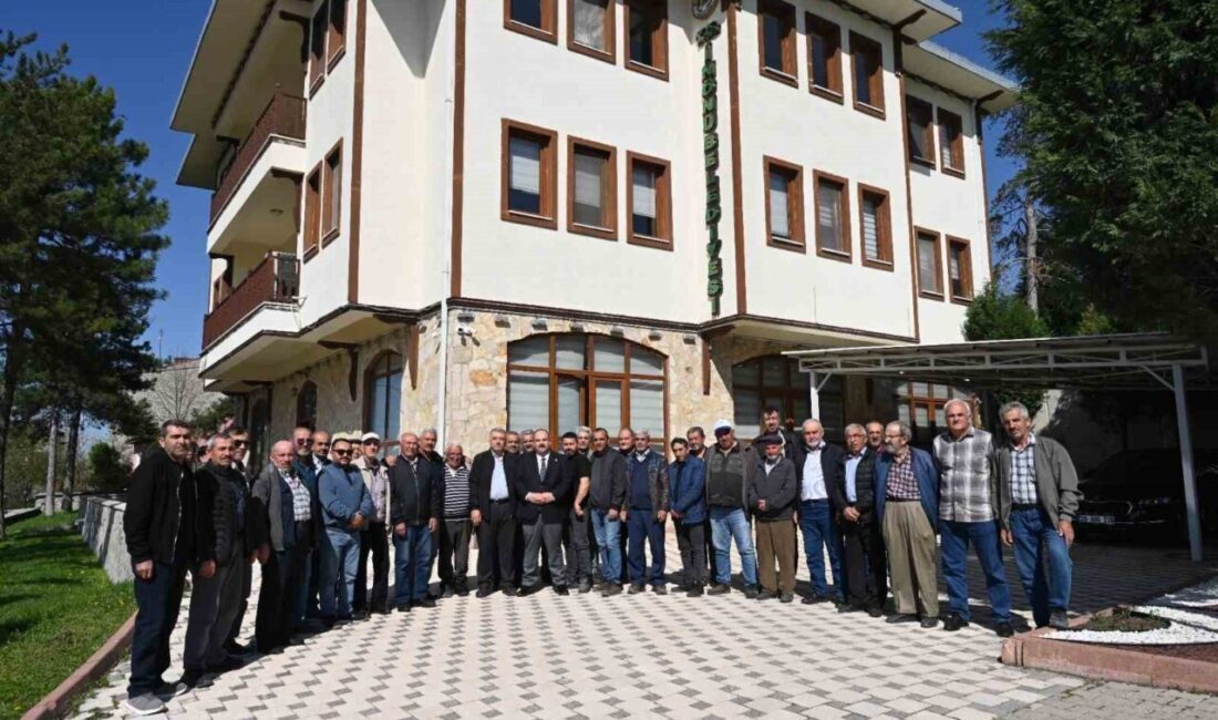 Eskişehir Dutluca Mahalle Muhtarı Veli Ak ve Dutlucalı mahallesi sakinleri