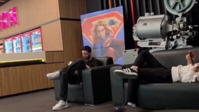 Malatya’da bir alışveriş merkezinde müşteriler için ayrılan oturma alanlarında bazı