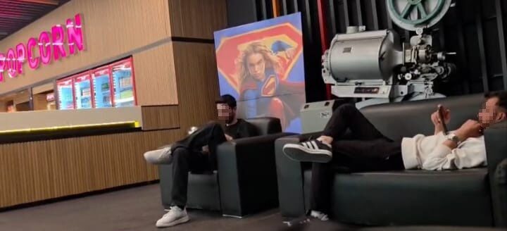 Malatya’da bir alışveriş merkezinde müşteriler için ayrılan oturma alanlarında bazı