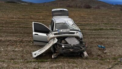 Malatya’da sürücünün kontrolünden çıkan otomobil aydınlatma direğine çarparak takla attı.