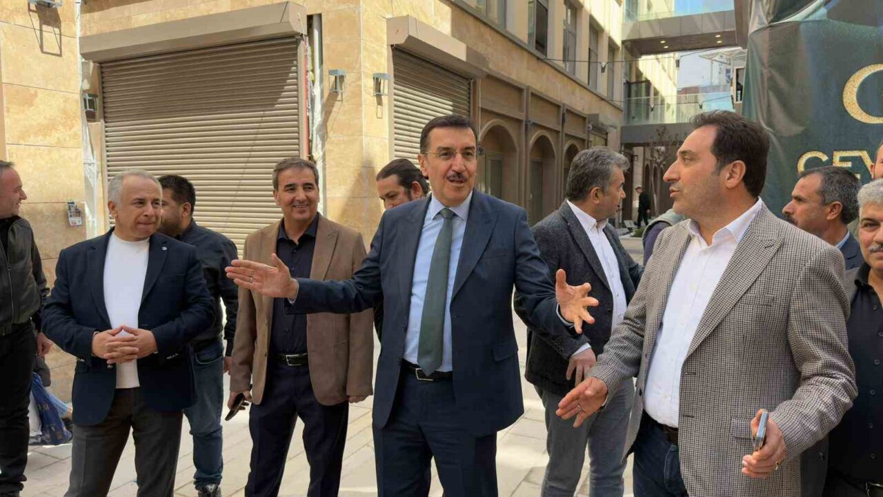 AK Parti Malatya Milletvekili Bülent Tüfenkci, Malatya Çarşısı alanında incelemelerde