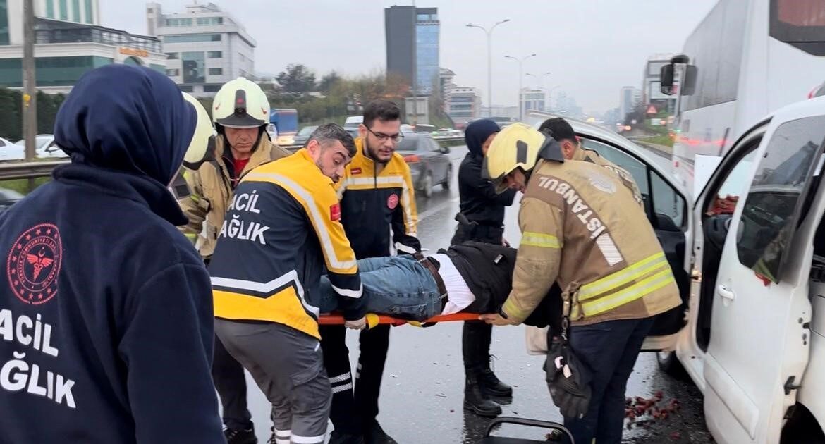 Maltepe’de hafif ticari araç, yol kenarında duraklama yapan servis minibüsüne