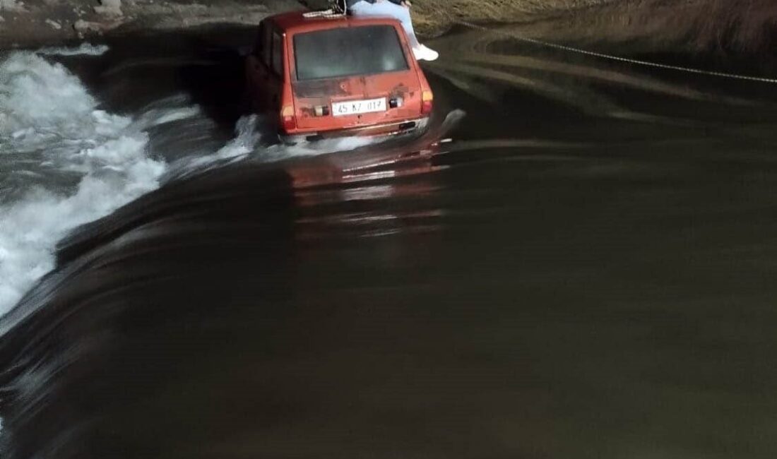 Manisa’nın Saruhanlı ilçesinde, dün gece saatlerinde Kumçay Irmağı’ndan otomobille geçmeye