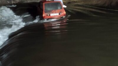 Manisa’nın Saruhanlı ilçesinde, dün gece saatlerinde Kumçay Irmağı’ndan otomobille geçmeye