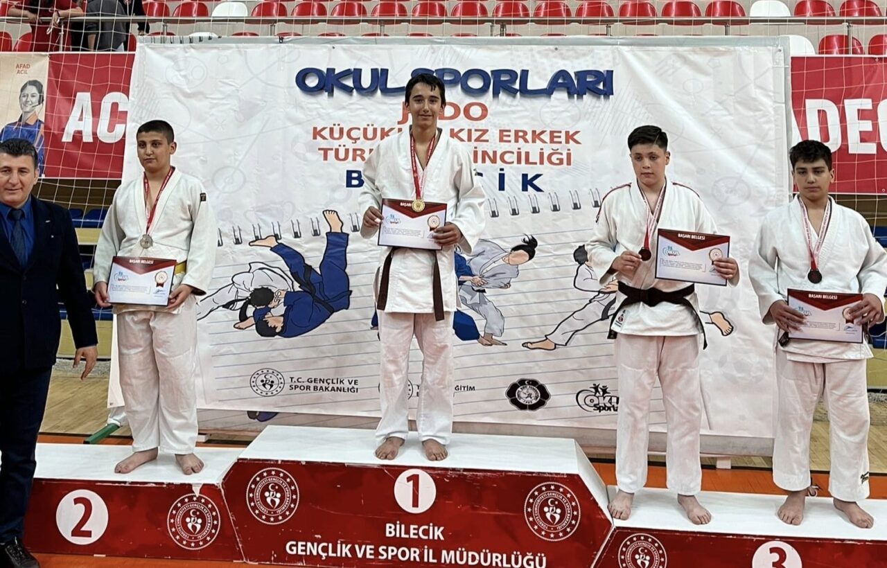 Yunusemre Belediyespor’un genç judocusu Alp Canıtez, Bilecik’te düzenlenen Okul Sporları