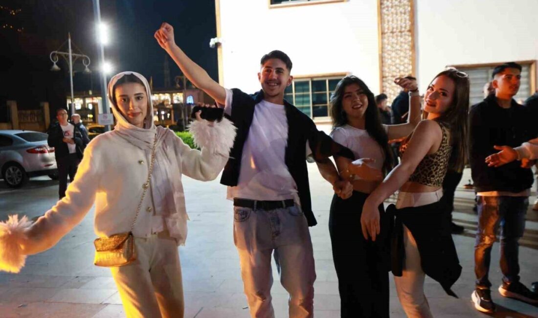 Manisa’da 8 Nisan Dünya Romanlar Günü kapsamında düzenlenen Romanlar Gecesi,