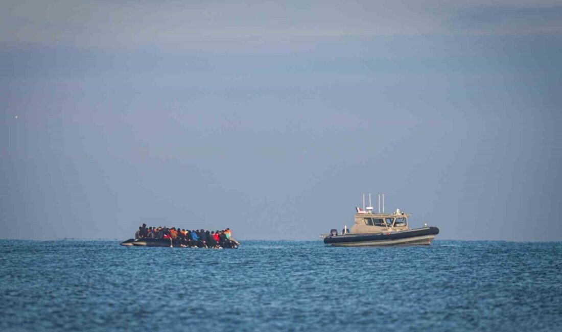 Fransa’dan İngiltere’ye geçmek üzere bota binmeye çalışan 4 göçmen Manş