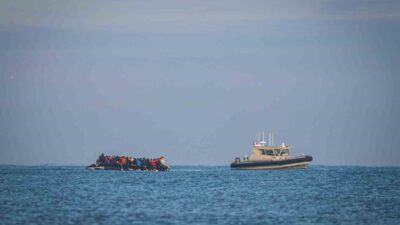 Fransa’dan İngiltere’ye geçmek üzere bota binmeye çalışan 4 göçmen Manş