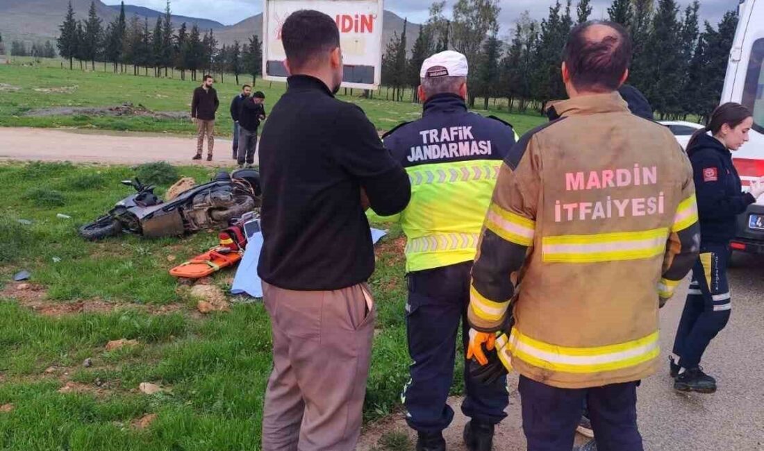 Mardin’in Kızıltepe ilçesinde seyir halindeyken direksiyon hakimiyetini kaybederek yol kenarına