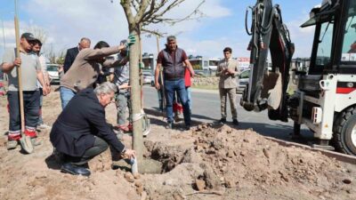 İlçeye diktiği ağaçlarla Melikgazi’ye yıllar kazandıran Melikgazi Belediye Başkanı Doç.