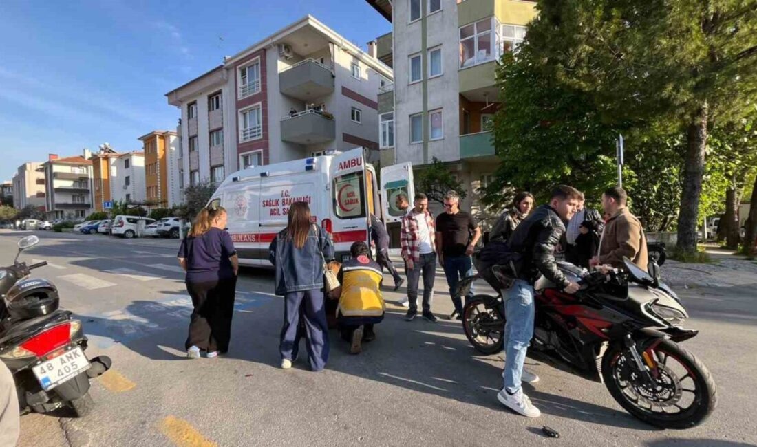 Muğla’nın Menteşe ilçesinde meydana gelen trafik kazasında motosikletin otomobile arkadan