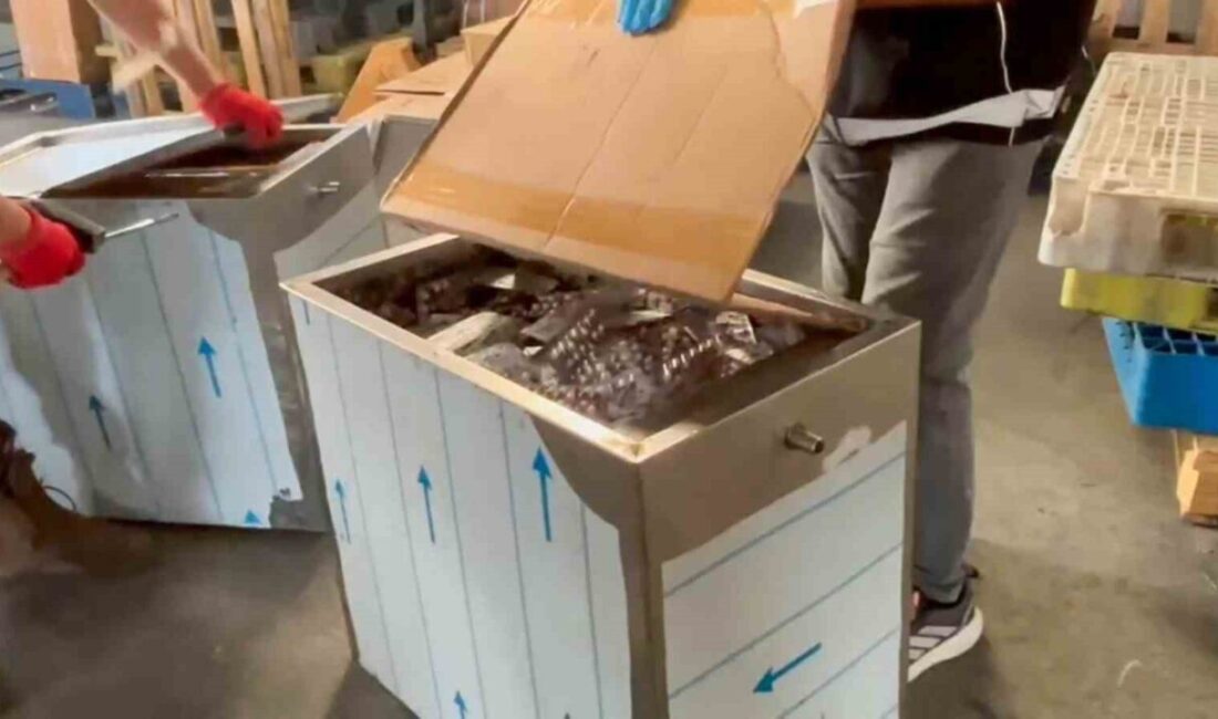 Mersin’de polis ekiplerince bir iş yerine düzenlenen operasyonda metal koliler