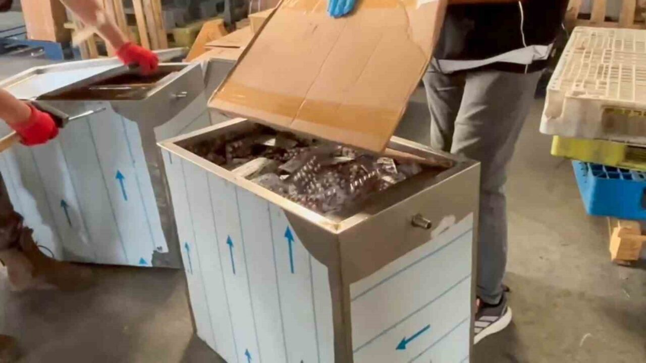 Mersin’de polis ekiplerince bir iş yerine düzenlenen operasyonda metal koliler