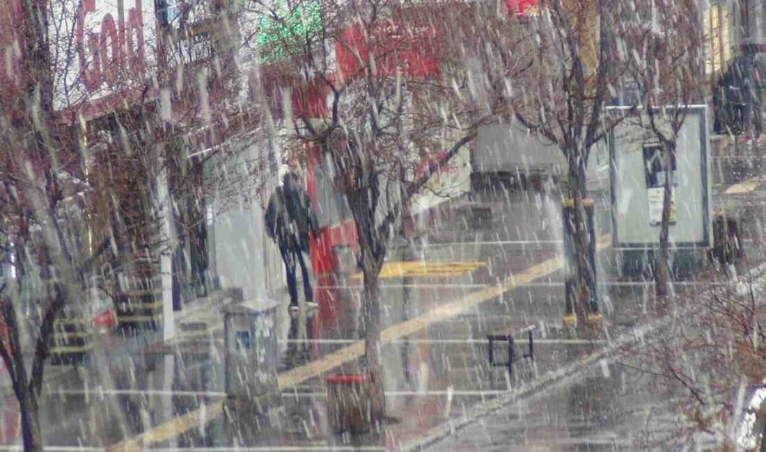 Meteoroloji’nin uyarılarının ardından Kars’ta lapa lapa kar yağışı başladı. Aniden