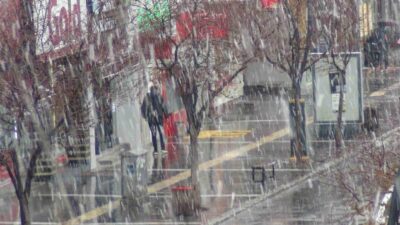Meteoroloji’nin uyarılarının ardından Kars’ta lapa lapa kar yağışı başladı. Aniden