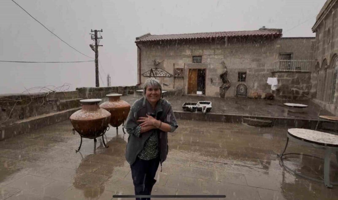 Meyve ağaçlarının çiçek açtığı Aksaray’ın Güzelyurt ilçesinde kar yağışı başladı.