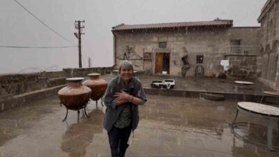 Meyve ağaçlarının çiçek açtığı Aksaray’ın Güzelyurt ilçesinde kar yağışı başladı.