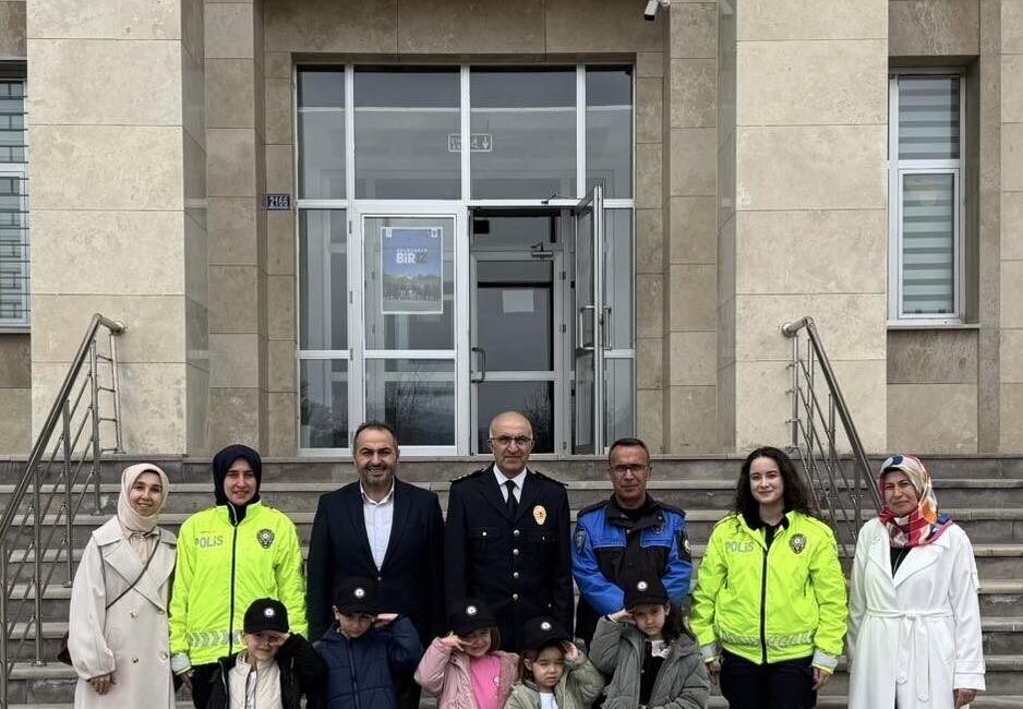 Konya’nın Beyşehir ilçesinde minik öğrenciler, Türk Polis Teşkilatının 181. kuruluş