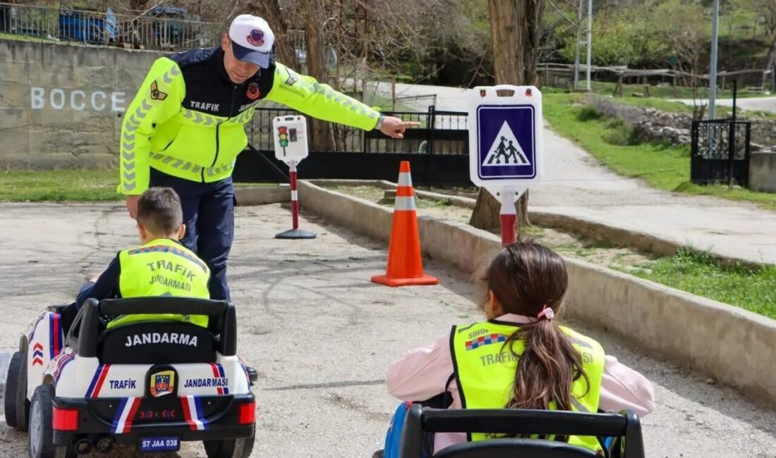 Sinop’un Boyabat ilçesinde, ilkokul öğrencilerine yönelik “Jandarma Tanıtımı ve Trafik