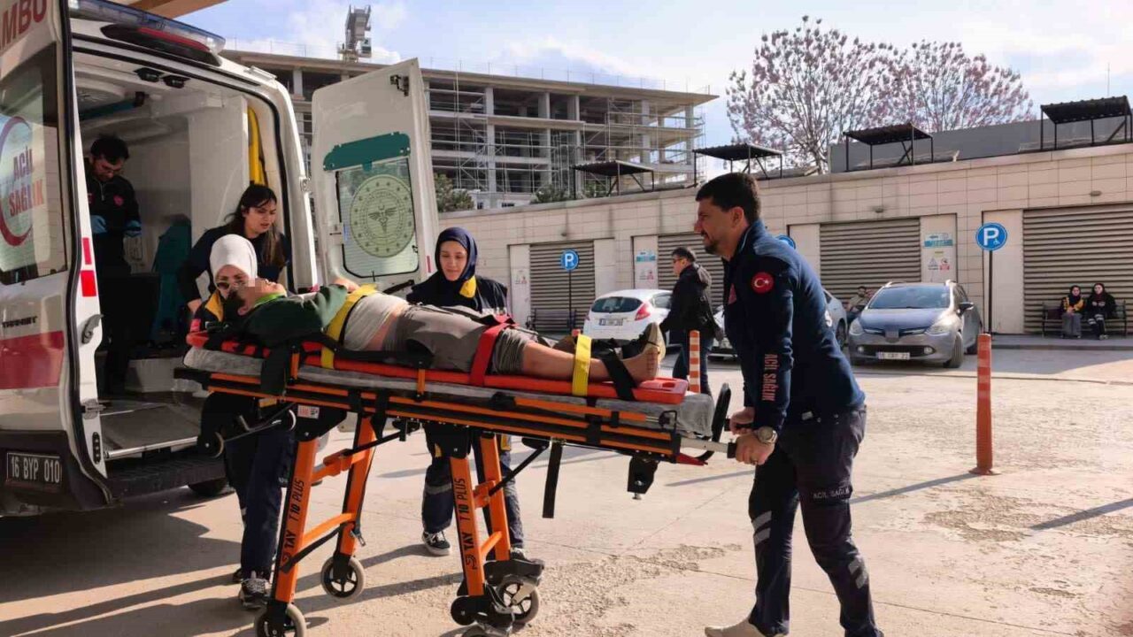 Bursa’nın İnegöl ilçesinde motosiklet ile bisikletli gençlerin karıştığı kazada 3