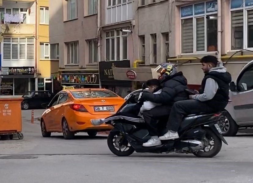Eskişehir’de seyir halindeki bir motosiklete kasksız ve kurallara aykırı şekilde