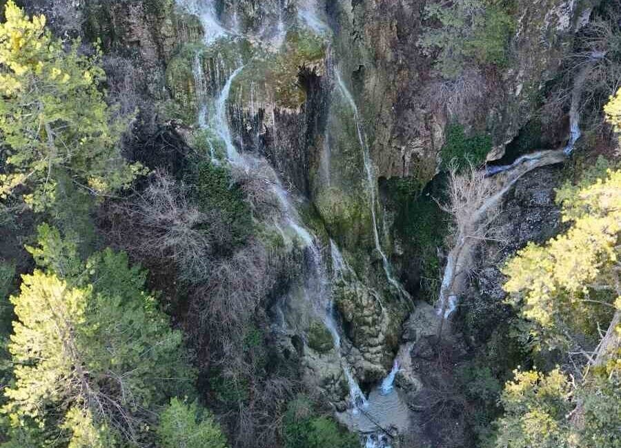 Ankara’daki Uyuzsuyu Şelalesi, etkileyici atmosferiyle ziyaretçilerin ilgisini çekiyor. Nazlıhan ilçesi