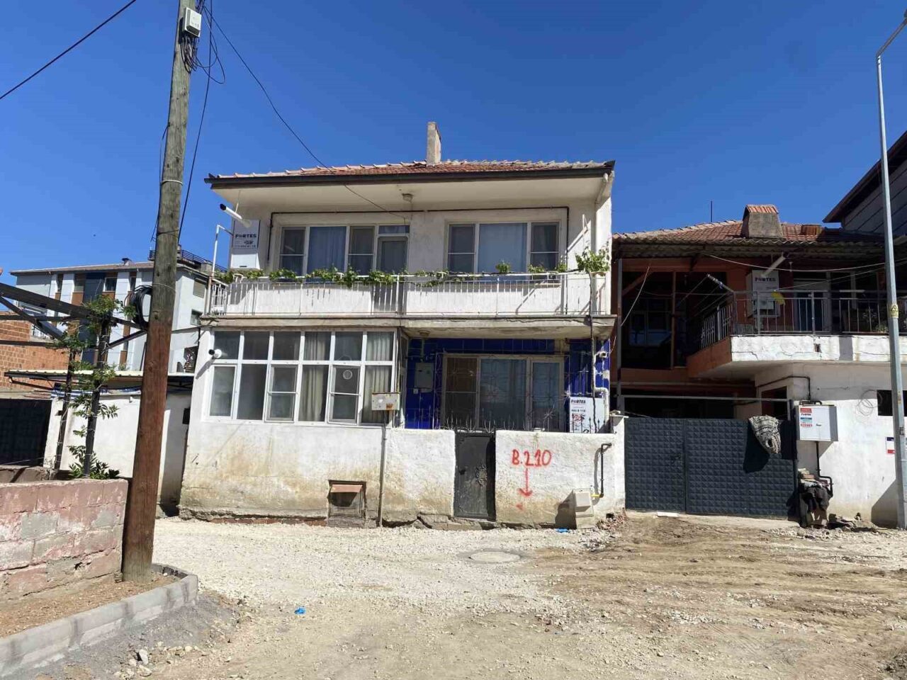 Manisa’nın Alaşehir ilçesinde babasıyla yaşayan bir kişi, evin banyosunda hareketsiz