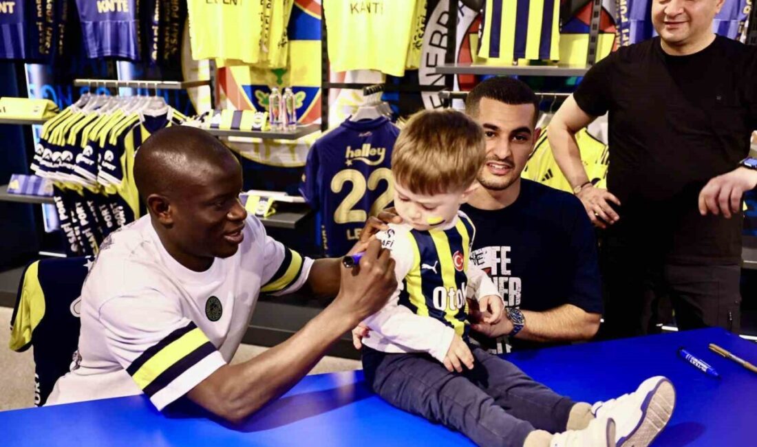 Fenerbahçeli oyuncular N’Golo Kante ve Levent Mercan, imza gününde taraftarlarla