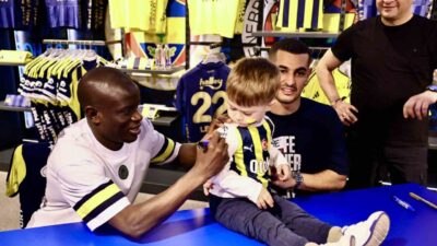 Fenerbahçeli oyuncular N’Golo Kante ve Levent Mercan, imza gününde taraftarlarla