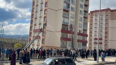 Niğde’de 10 katlı apartmanın 5. Katında çıkan yangın, itfaiye ekiplerince
