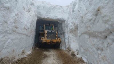 Kış mevsiminin çetin geçtiği Hakkari’de, yüksek rakımlı bölgelerde 6 metreyi