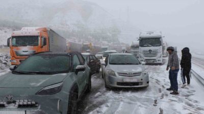 Erzincan’da etkili olan yağış, yüksek kesimlerde kara dönüştü. Erzincan-Sivas kara