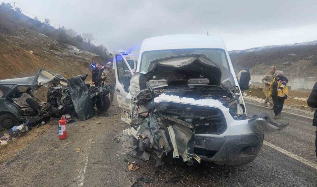 Gümüşhane’nin Kelkit ilçesinde öğretmenleri taşıyan minibüs ile otomobilin kafa kafaya