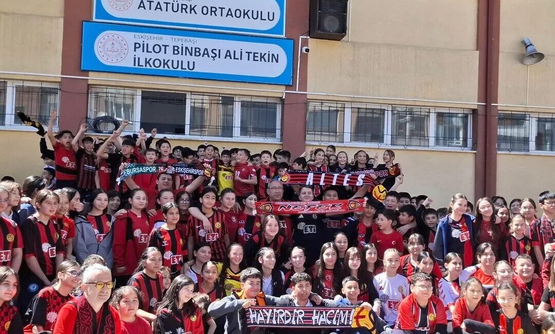 Eskişehir Atatürk Ortaokulu öğrencileri, Eskişehirspor’un hafta sonu oynadığı Balıkesirspor karşılaşmasını